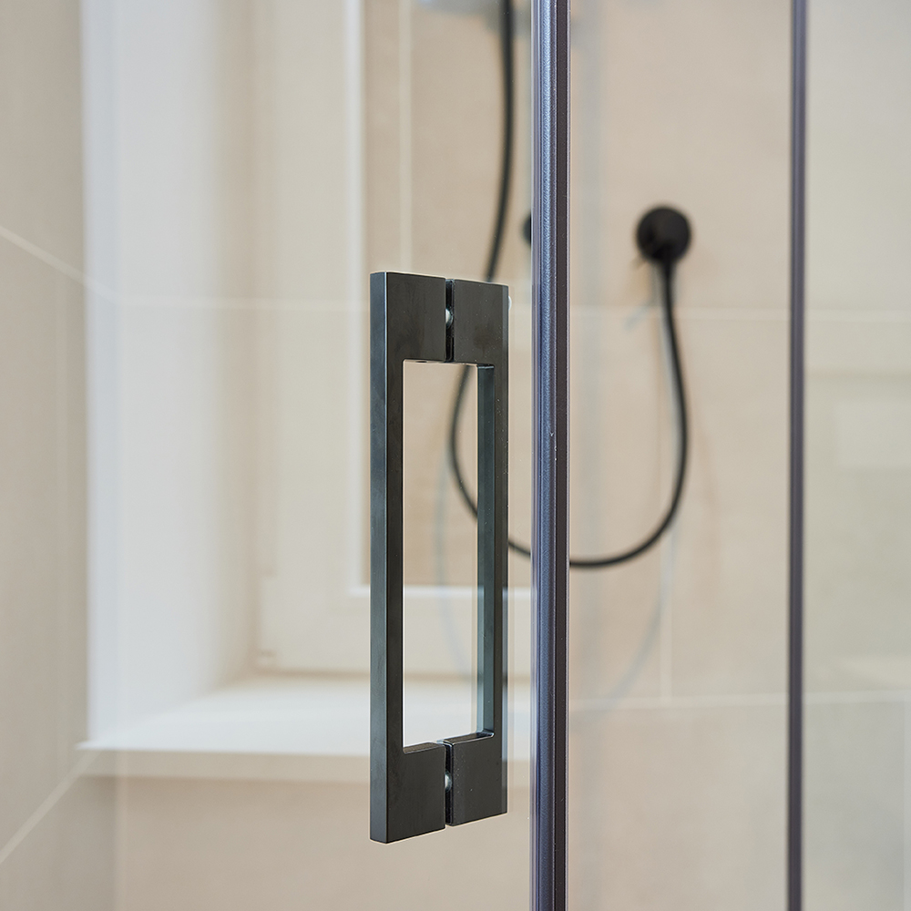 Dusche mit Glastrennwand im Industrial Design